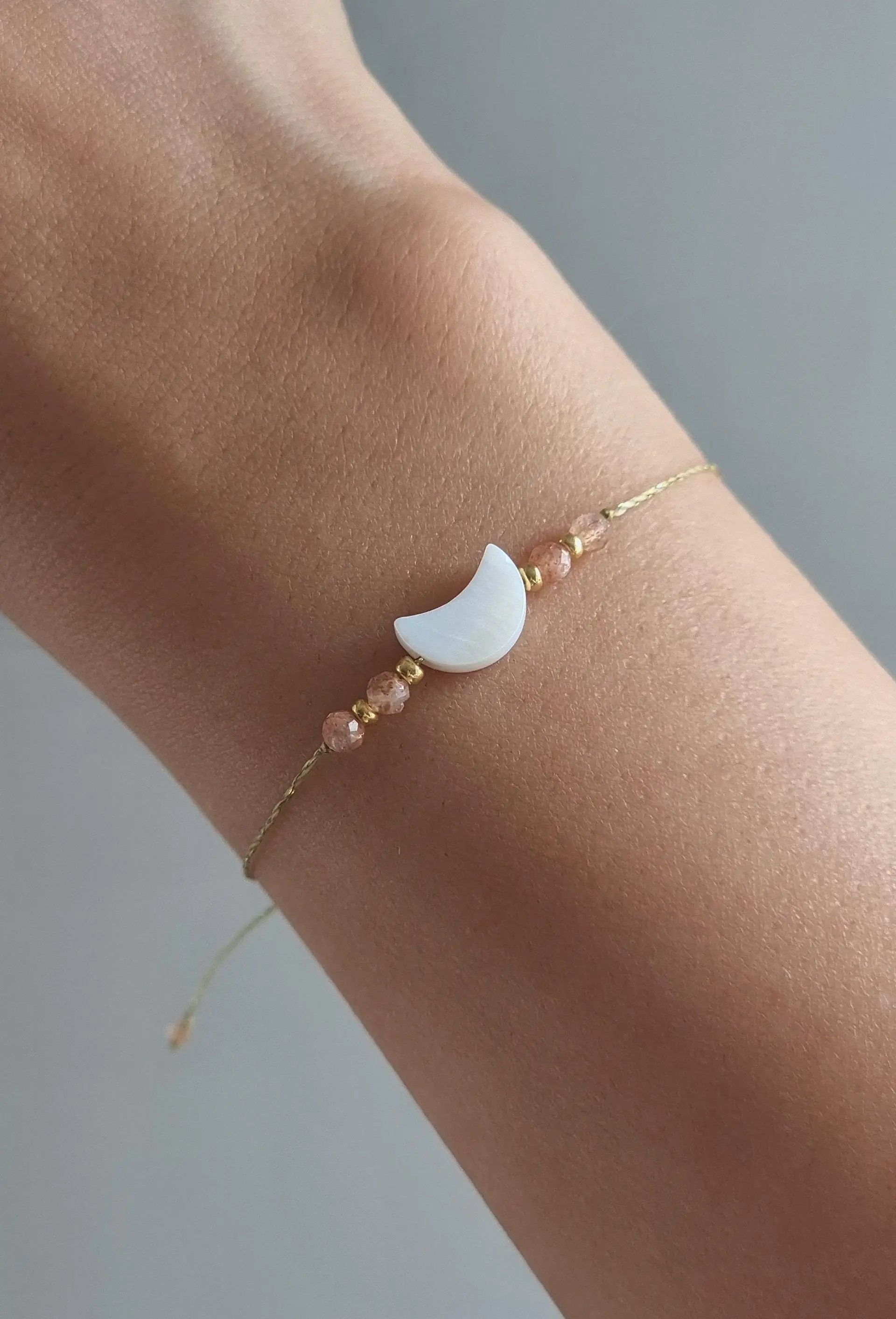 Delicate bracelet with semi-precious stone sunstone and mother-of-pearl moon, gold-plated Miyuki, adjustable