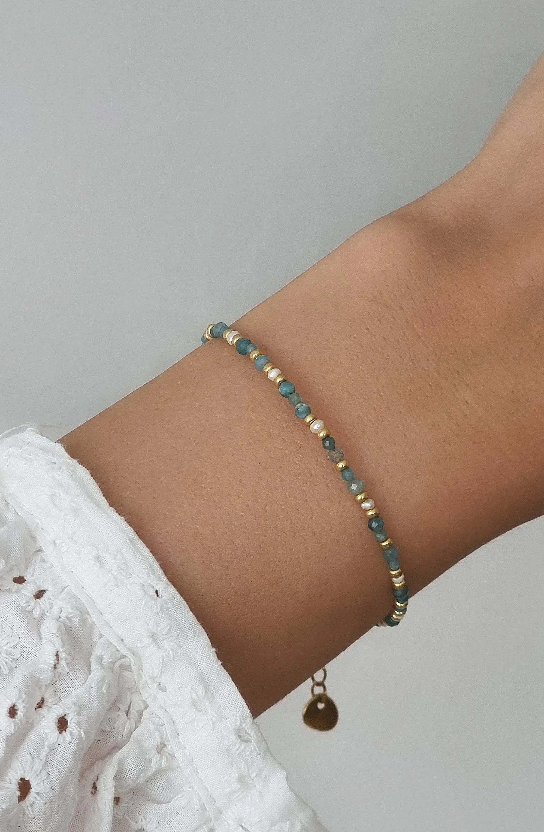 Delicate pearl bracelet with turquoise apatite semi-precious stone, freshwater pearls & gold-plated Miyuki beads, stainless steel clasp