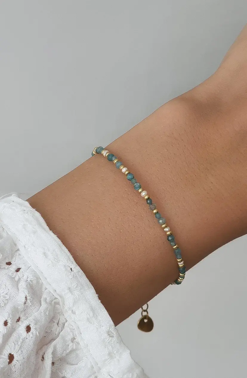 Delicate pearl bracelet with turquoise apatite semi-precious stone, freshwater pearls & gold-plated Miyuki beads, stainless steel clasp