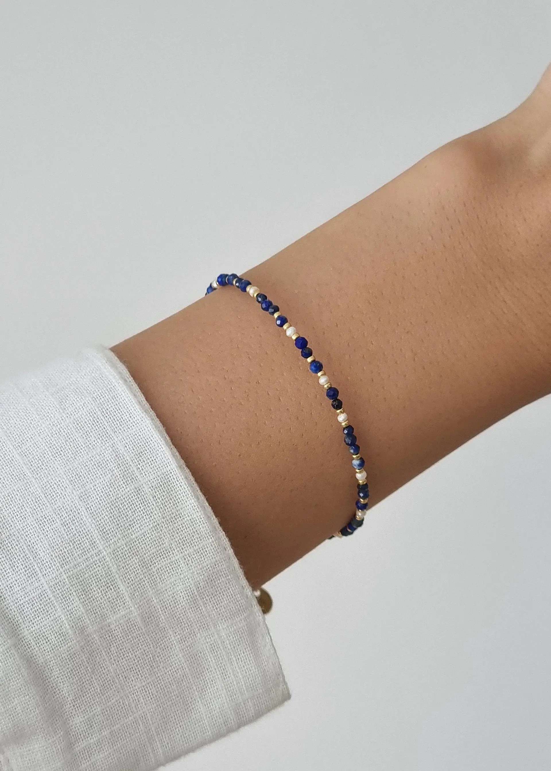Minimalist, delicate pearl bracelet with semi-precious lapis lazuli and freshwater pearls, gold-plated stainless steel clasp.