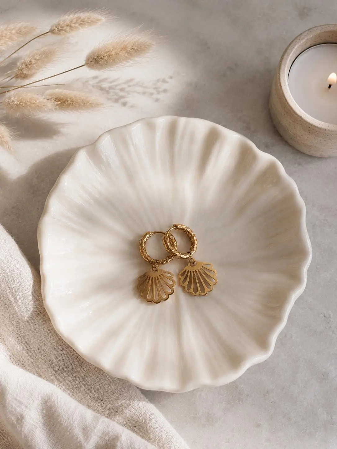 Beautiful gold-plated stainless steel earrings, hammered mini hoops with shell, stainless steel, waterproof