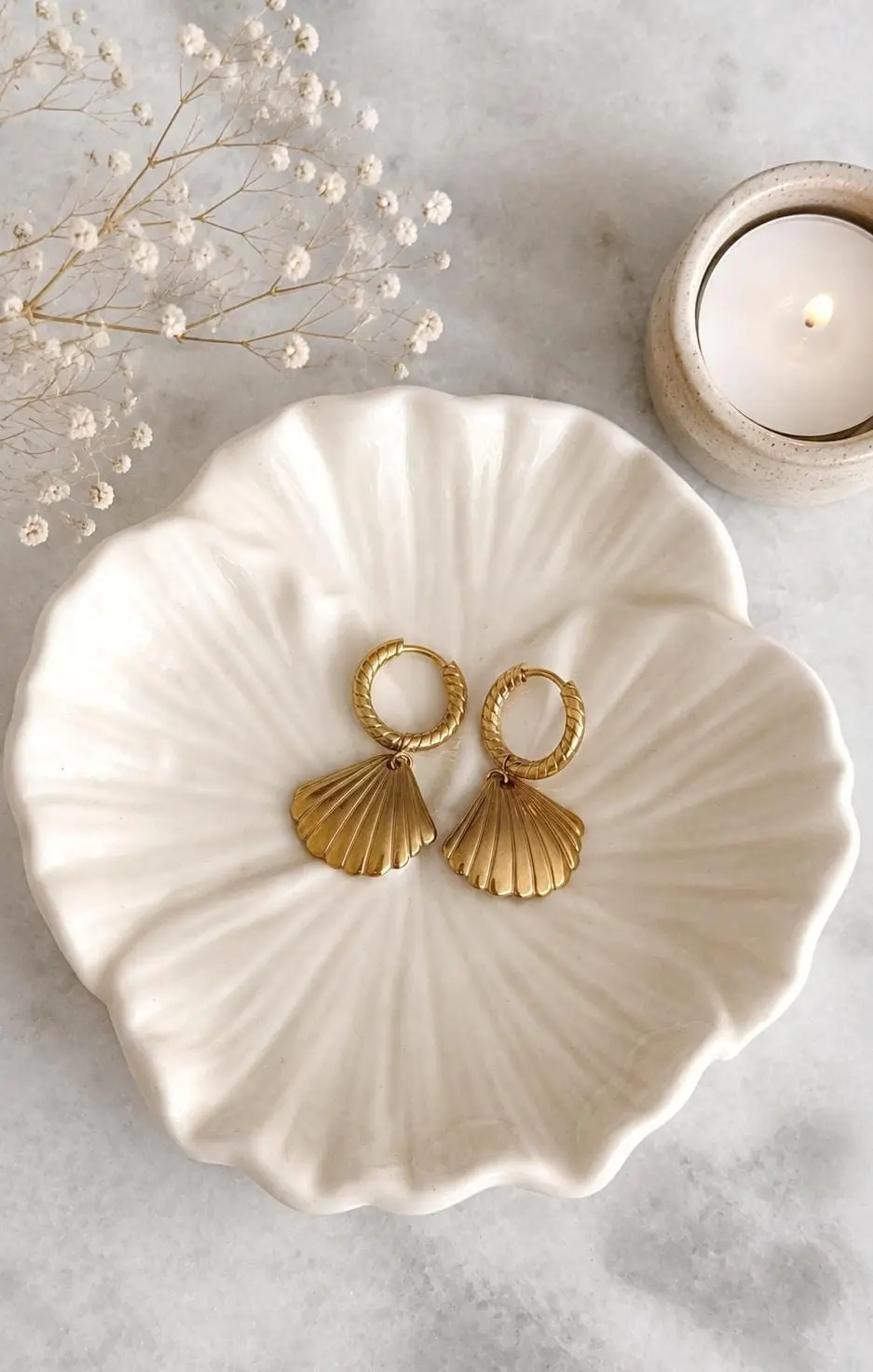 Sweet stainless steel gold-plated hoop earrings with a shell pendant.