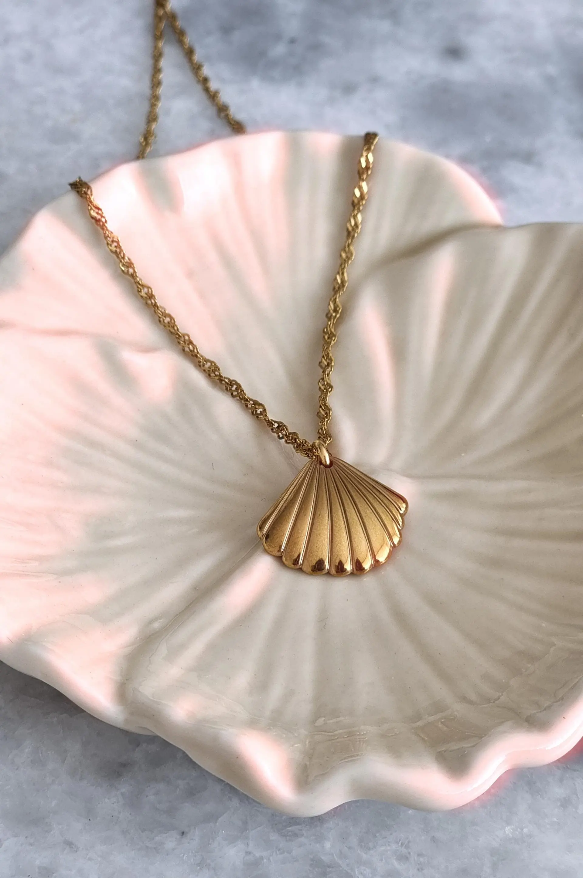 Beautiful, summery, delicate & minimalist shell necklace made of gold-plated stainless steel, waterproof.