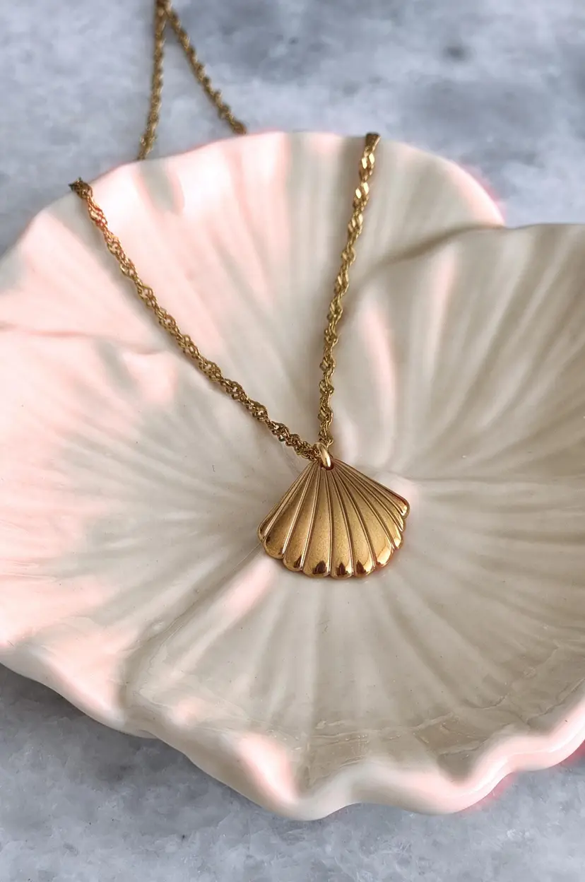 Beautiful, summery, delicate & minimalist shell necklace made of gold-plated stainless steel, waterproof.