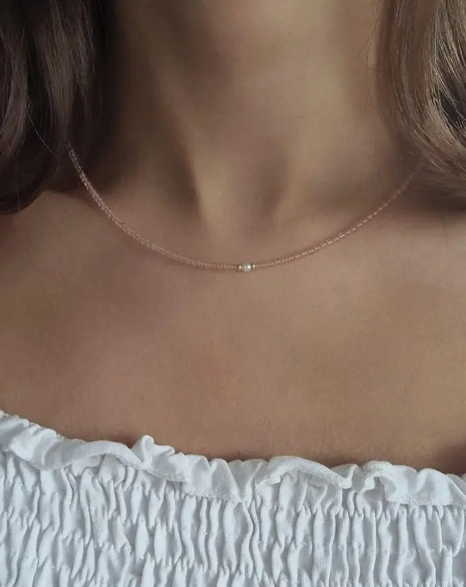 Delicate summer pearl necklace with rose quartz semi-precious stone and freshwater pearl, gold-plated stainless steel clasp.