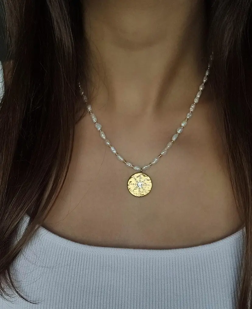 Freshwater pearl necklace with gold-plated stainless steel pendant and clasp