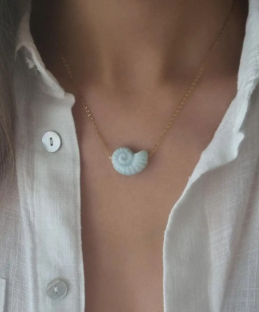 Summer shell necklace with stainless steel anchor chain and ceramic