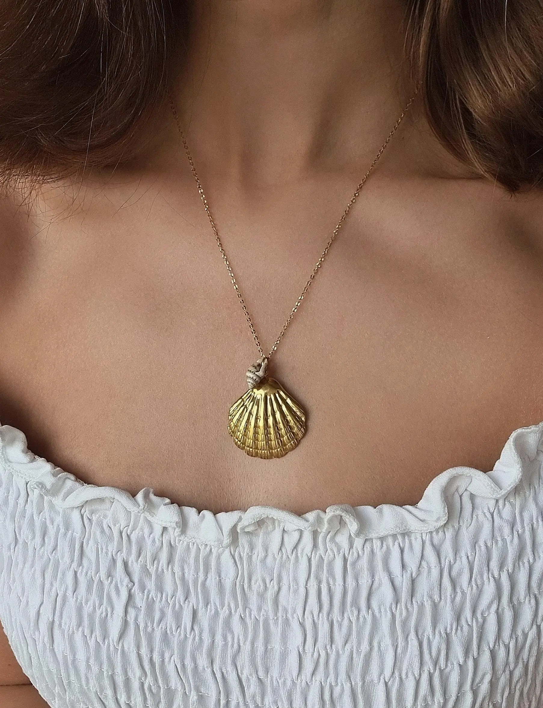 Sweet summer shell necklace with stainless steel pendant and gold-plated stainless steel clasp
