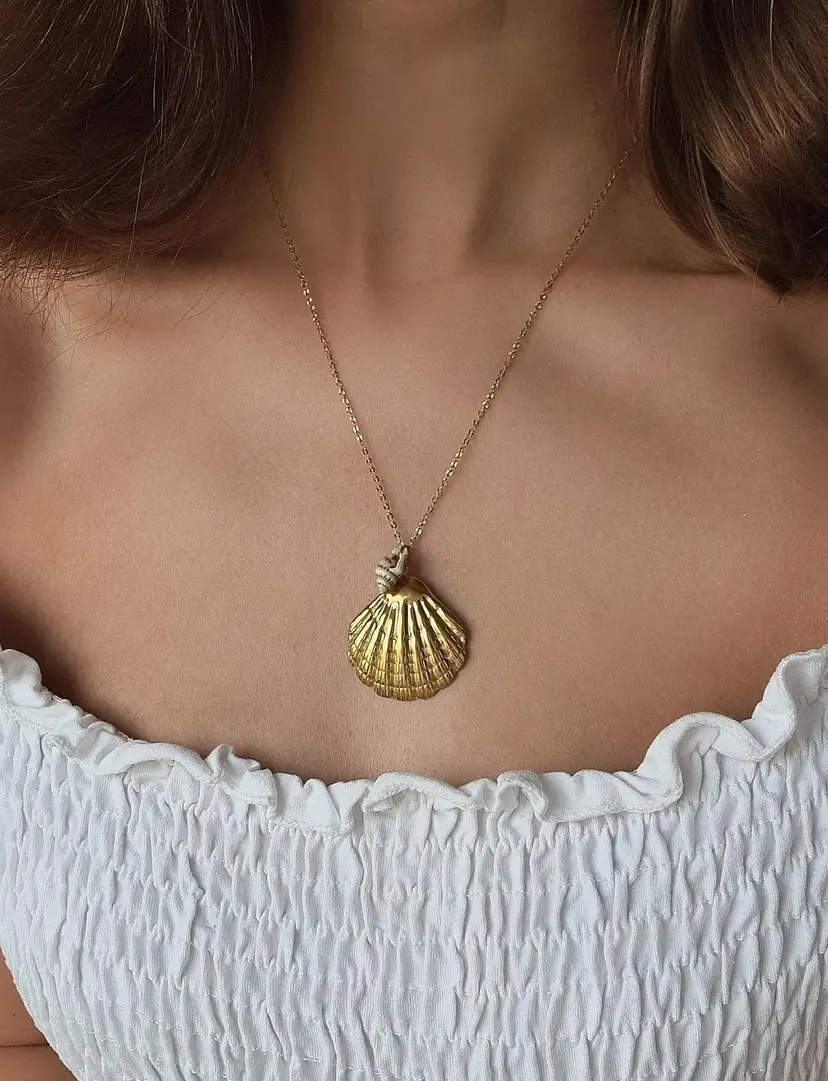 Sweet summer shell necklace with stainless steel pendant and gold-plated stainless steel clasp