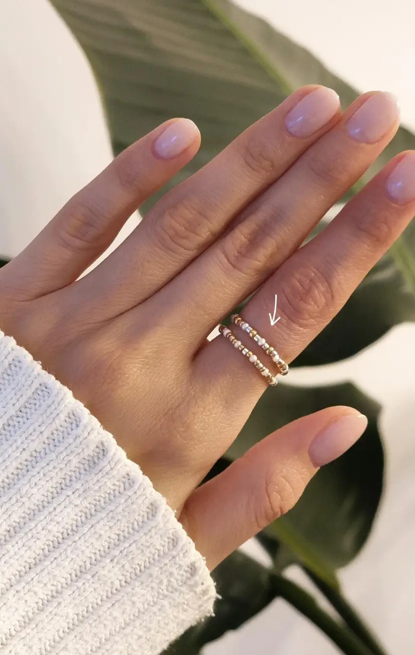 Delicate bicolor pearl ring with freshwater pearls and elastic band