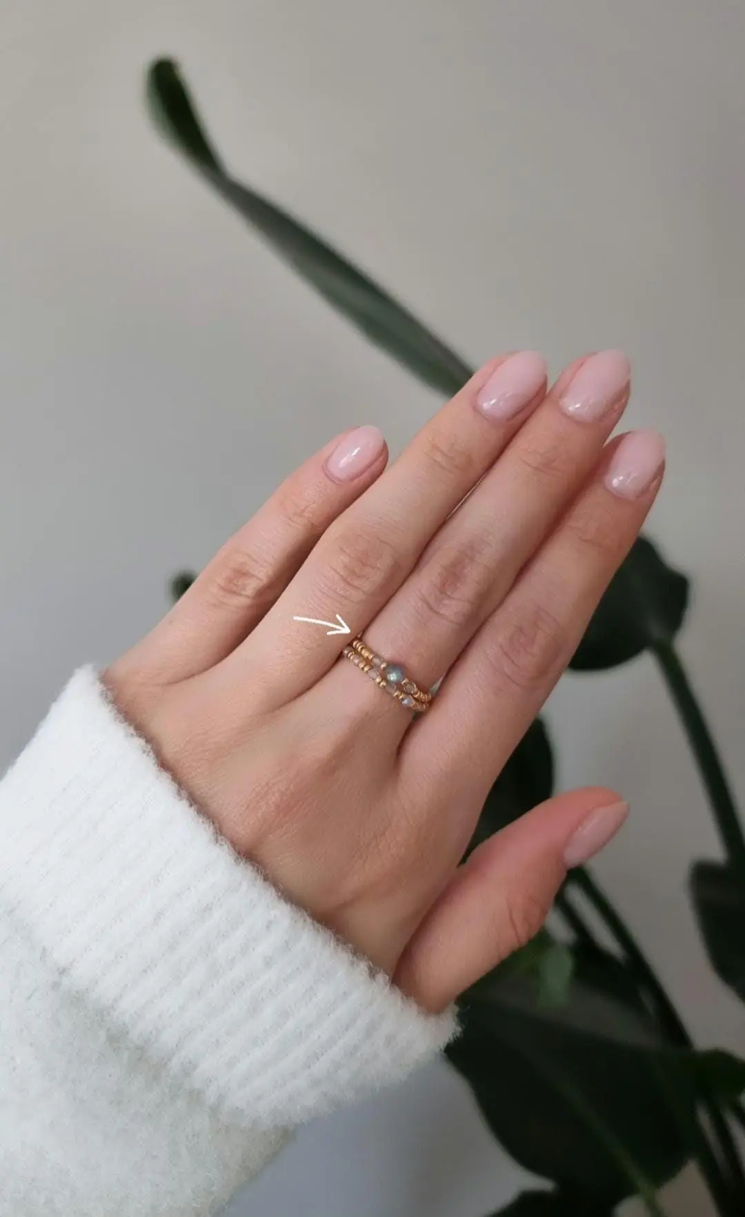 Delicate elastic ring with labradorite semi-precious stones and gold-plated Miyuki beads