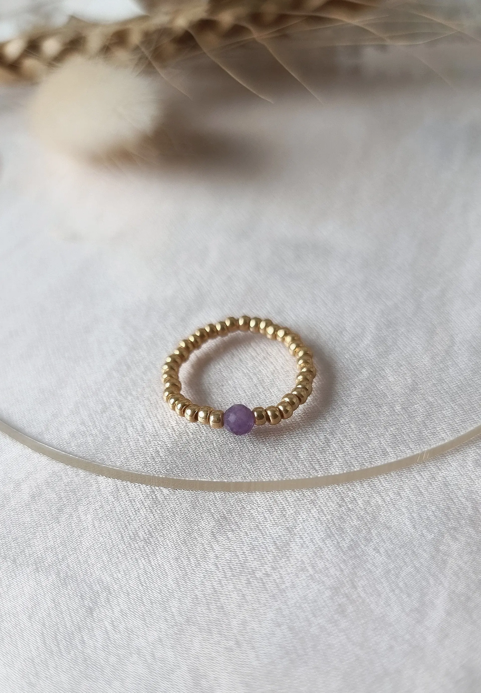 Elastic pearl ring with semi-precious stones, amethyst & Miyuki